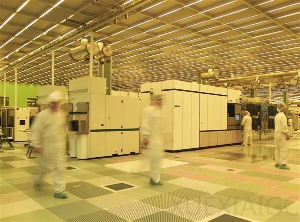 补偿最高N+6！曝红帽裁撤中国区研发团队，涉419人；美国FCC拟全面封杀中国实验室！中方回应；大疆创始人汪滔：脱离钱谈激励都是PUA