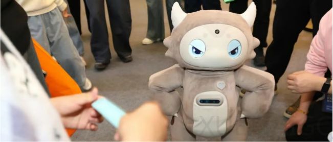 剑桥博士归国，造人形机器人，刚融资近亿元