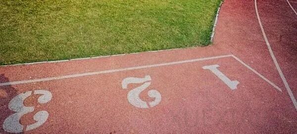 Claude Code 的创始人揭秘工作流程：开 5 个智能体“玩编程游戏”，不看的程序员就落后了？