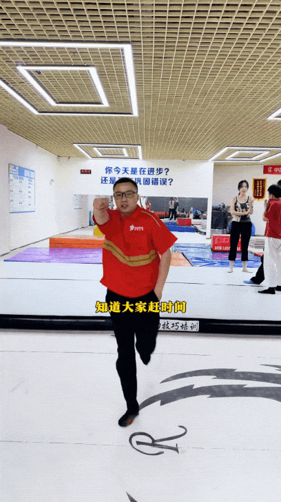 稚晖君机器人炸场:全球首秀“真男人必会的韦伯斯特空翻”