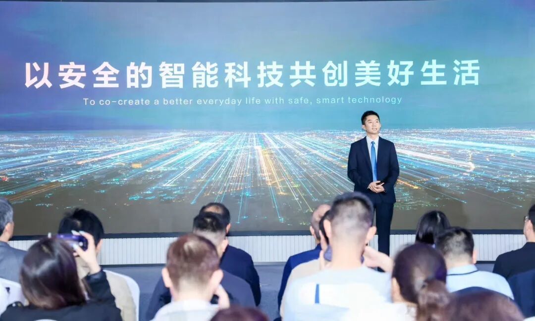 萤石发布会的「两张面孔」：AI硬件的「激进」与品牌叙事的「谨慎」