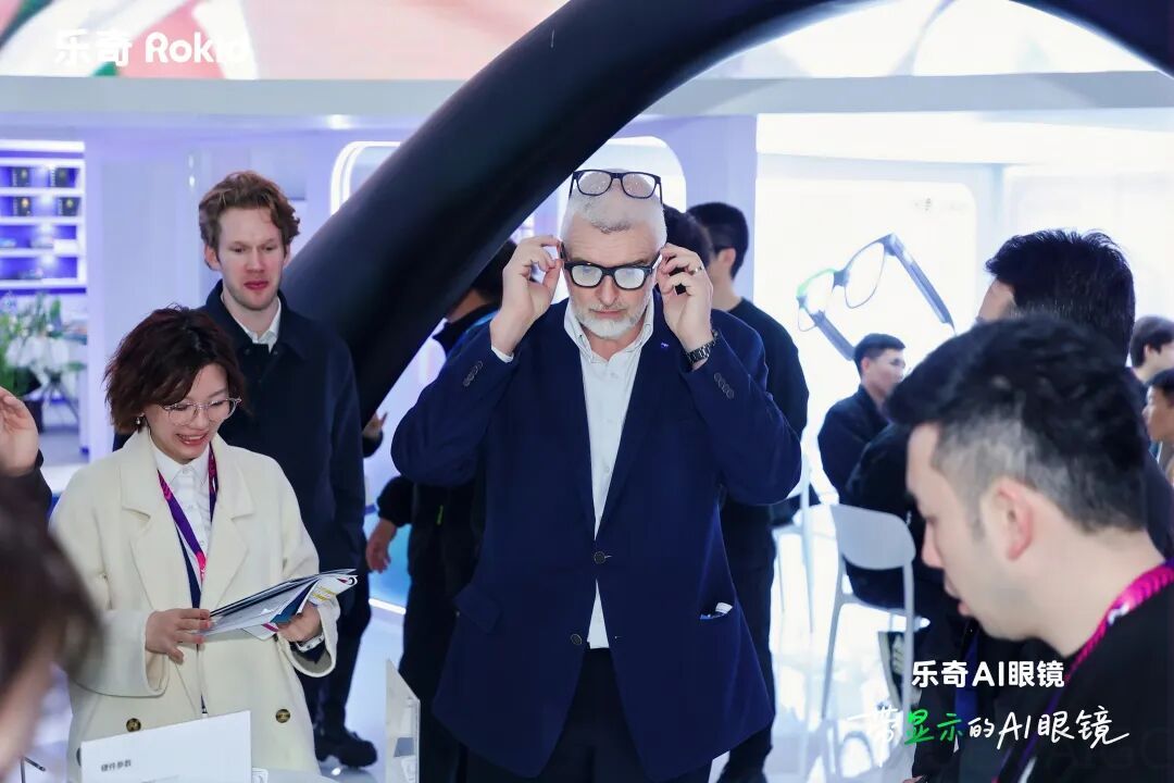 AI 眼镜，不该只有一个「大脑」