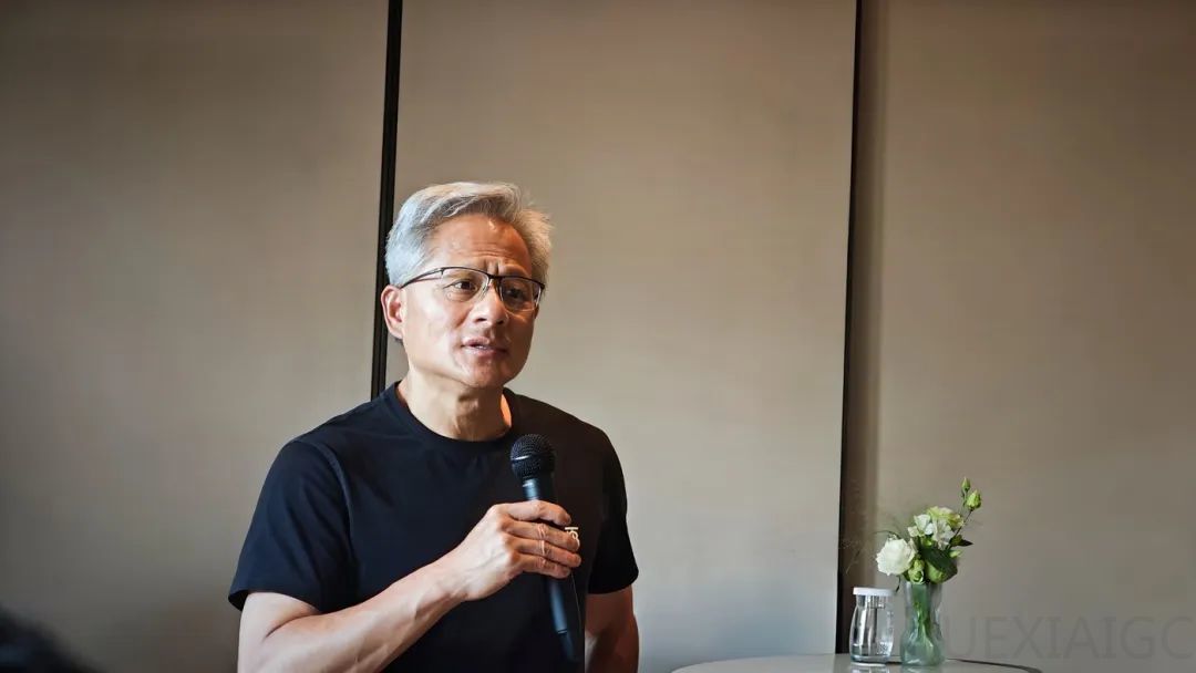 现场直击英伟达黄仁勋:DeepSeek R1非常创新,AI下一个浪潮是机器人