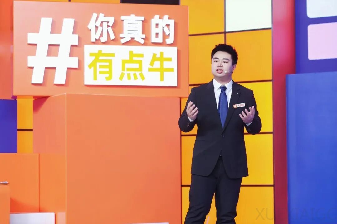 专访何佳坤 - 英语高考50分的00后体育生，却用AI年销3000万。