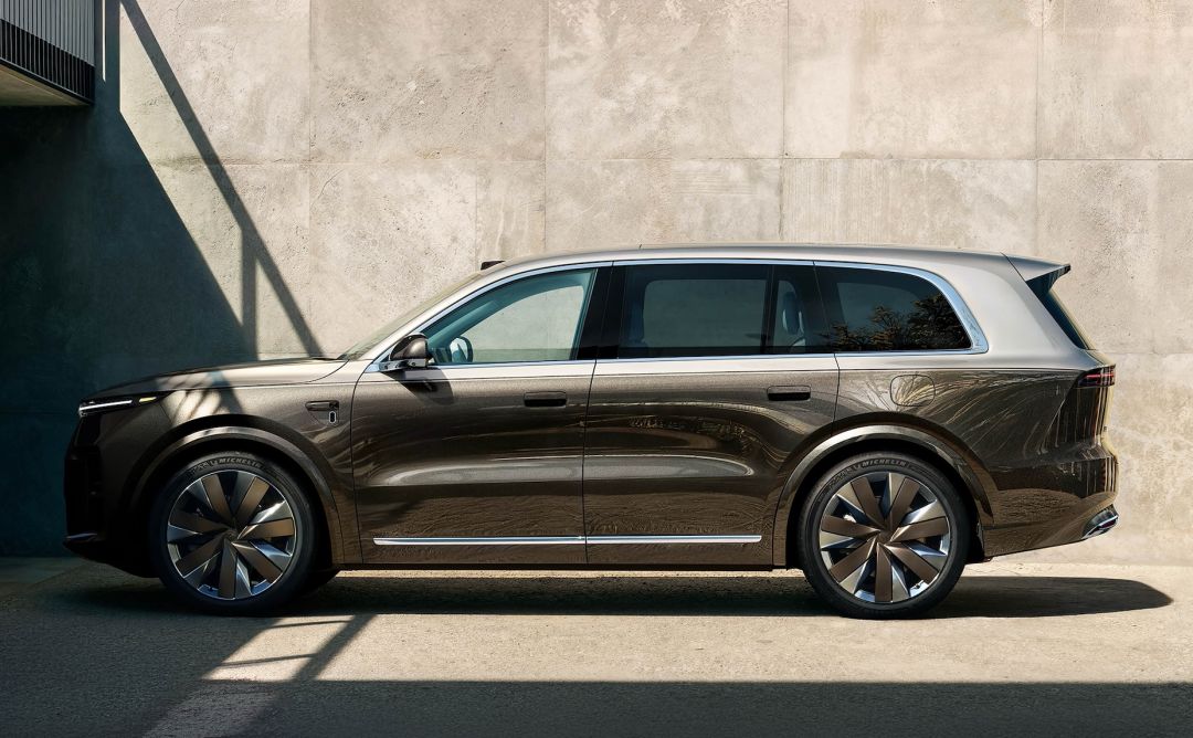 用 1000 亿现金储备，理想汽车想买一张通往 AI 时代的船票