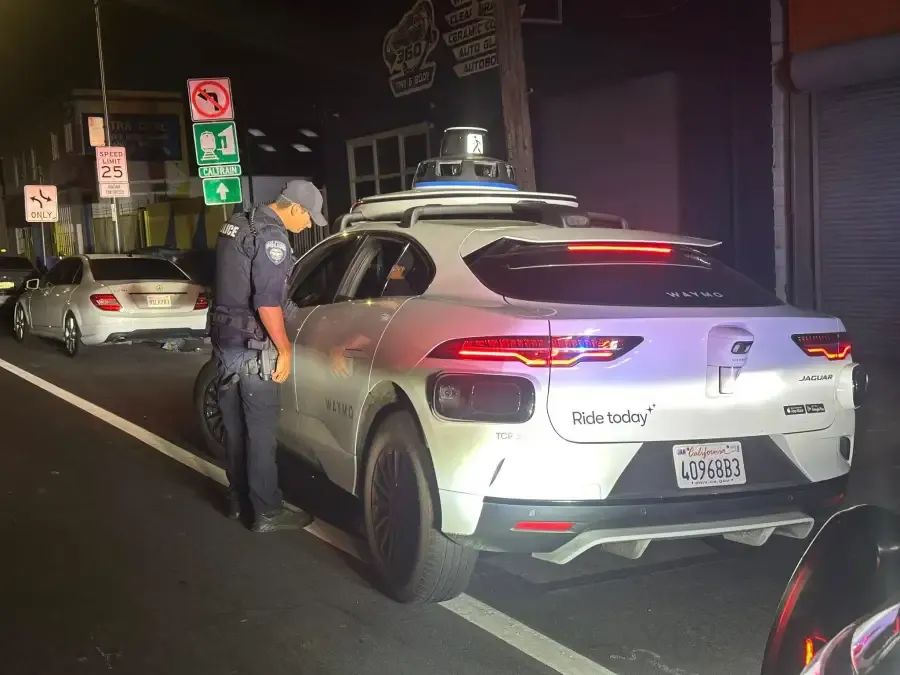 Waymo无人驾驶汽车违规掉头被拦停,警察却无法开罚单;孟晚舟当值华为轮值董事长;王腾多平台账号注销或私密,此前因泄密被小米开除