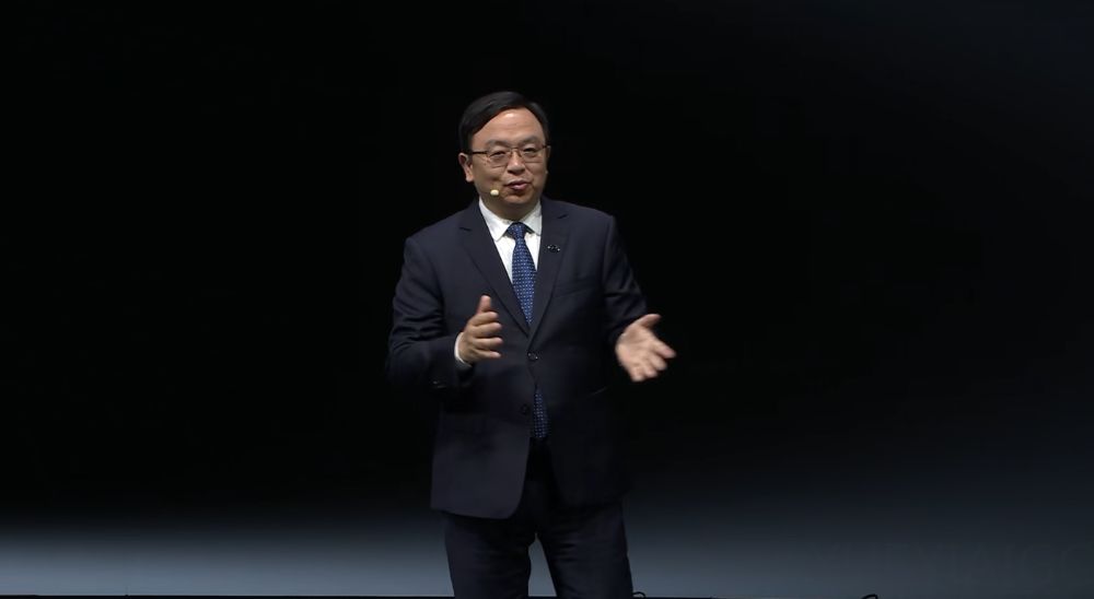 比亚迪闭门会：2万座闪充站背后的「油电切换」大周期